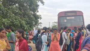 Overcrowding in free buses between Virudhunagar and Aruppukottai; students and passengers complain.