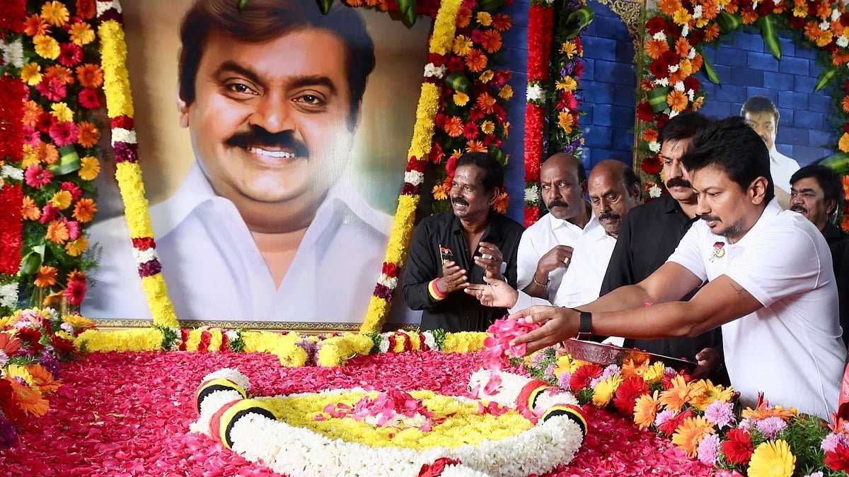 மரியாதை செலுத்தும் உதயநிதி ஸ்டாலின்