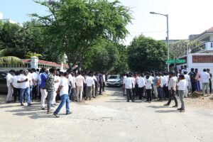 ‘Is there no respect for workers?’ – Panaiyur office besieged; administrators protesting loudly!