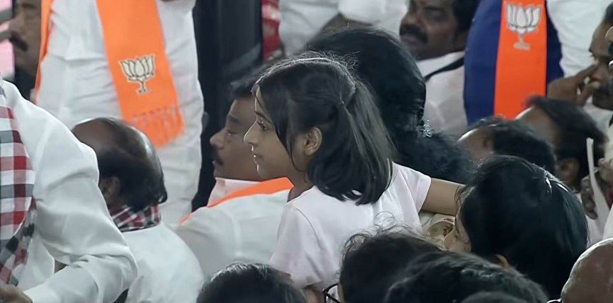சிறுமி வைத்திருந்த படம்