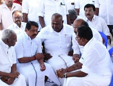 அதிமுக நிர்வாகிகளுடன் நயினார்