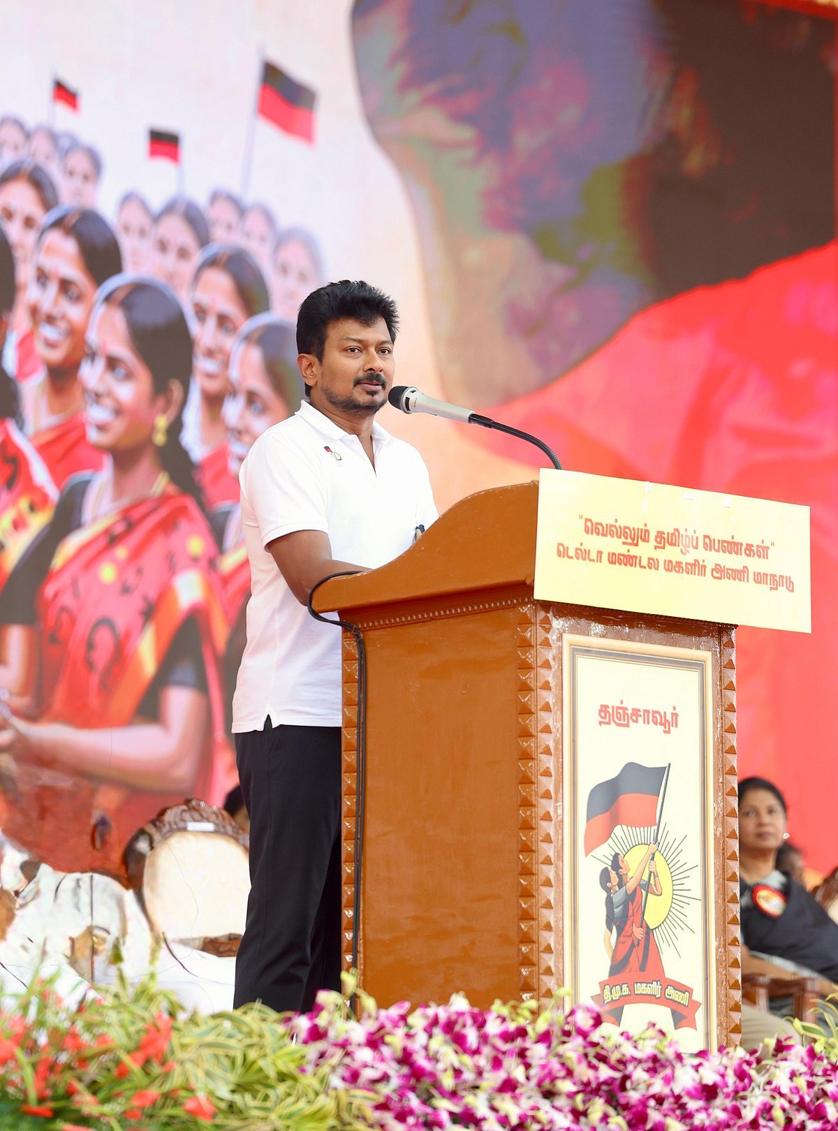 மகளிர் அணி
மாநாட்டில் உதயநிதி
