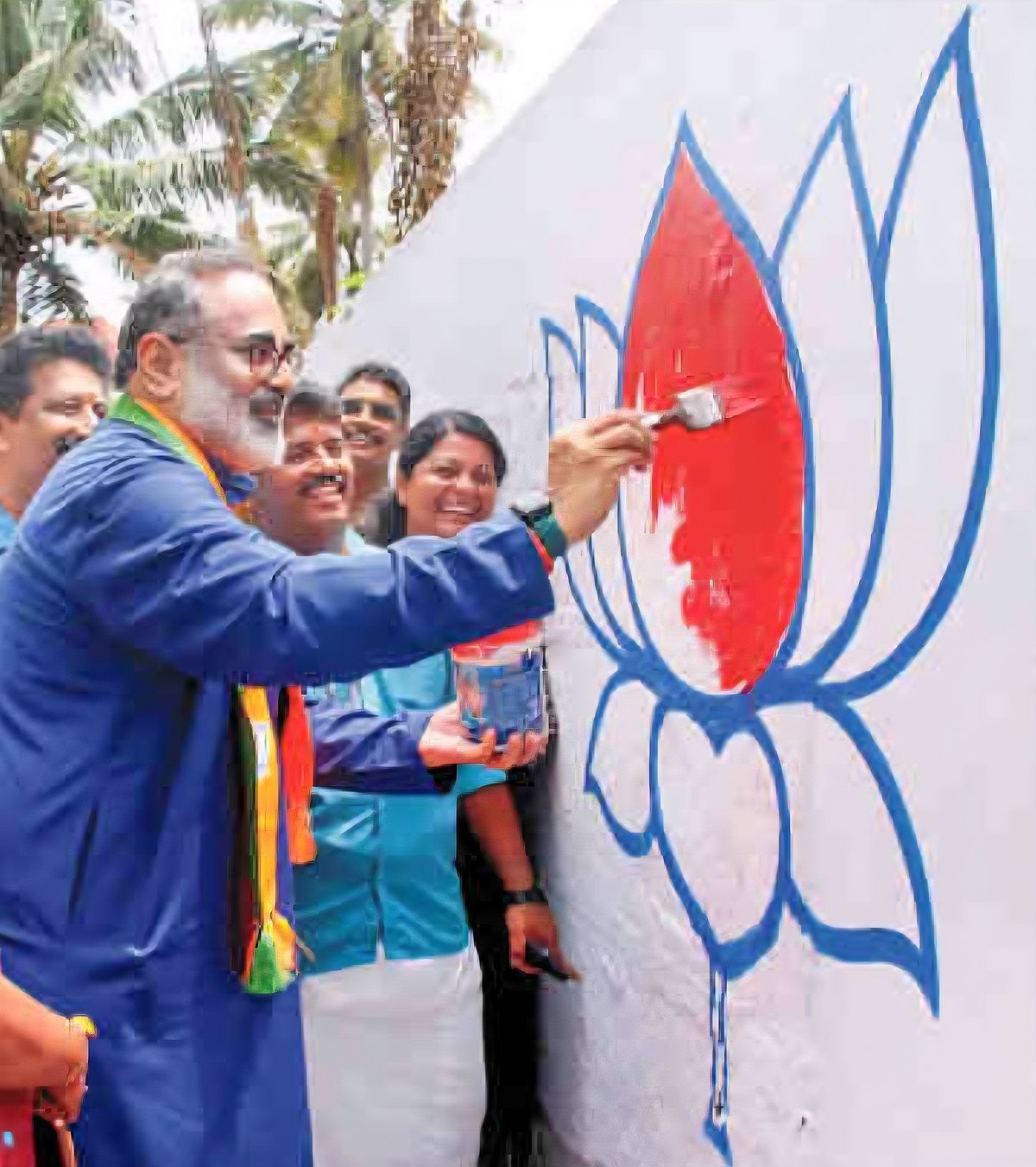 நேமம் தொகுதியில் தாமரை படம் வரைந்த ராஜீவ் சந்திரசேகர்