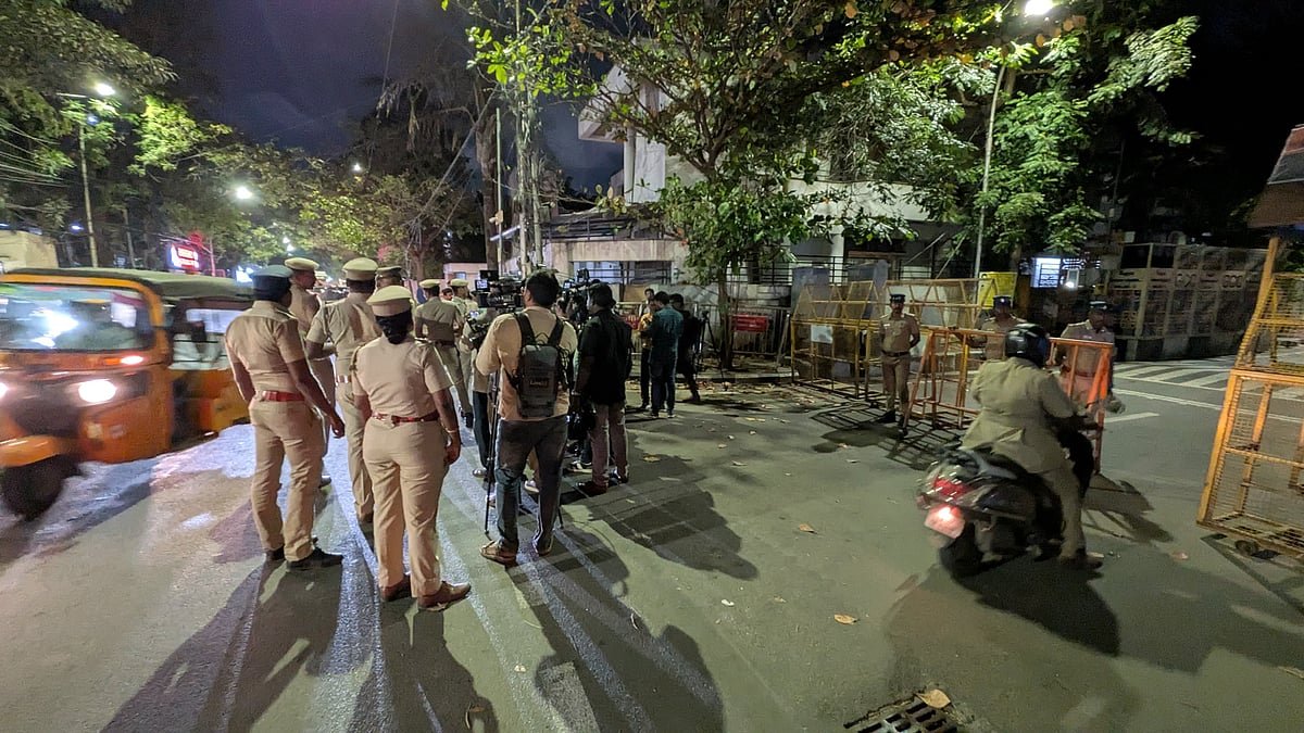 சித்தரஞ்சன் சாலையில் கூடியிருக்கும் ஊடகத்தினர்