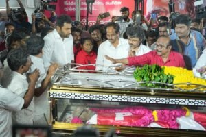 Nallakannu’s passing: Tavega leader Vijay pays tribute in person
