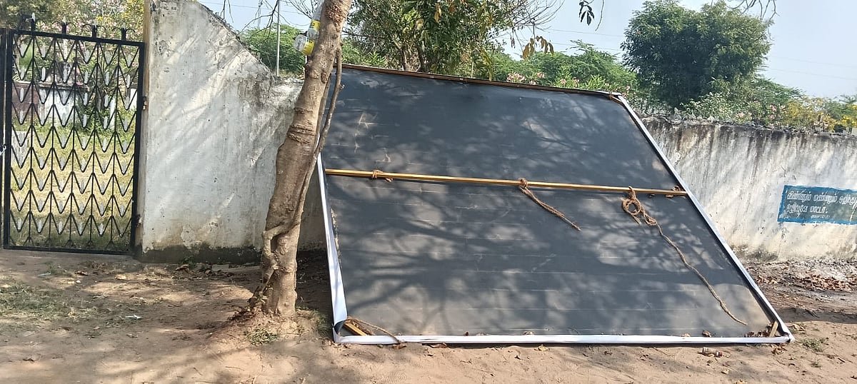 திருப்பிக் கிடக்கும் பேனர்