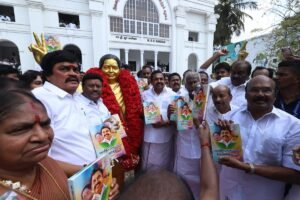 Jayalalithaa’s Birthday: Edappadi Palaniswami and AIADMK members celebrated by cutting a grand cake!