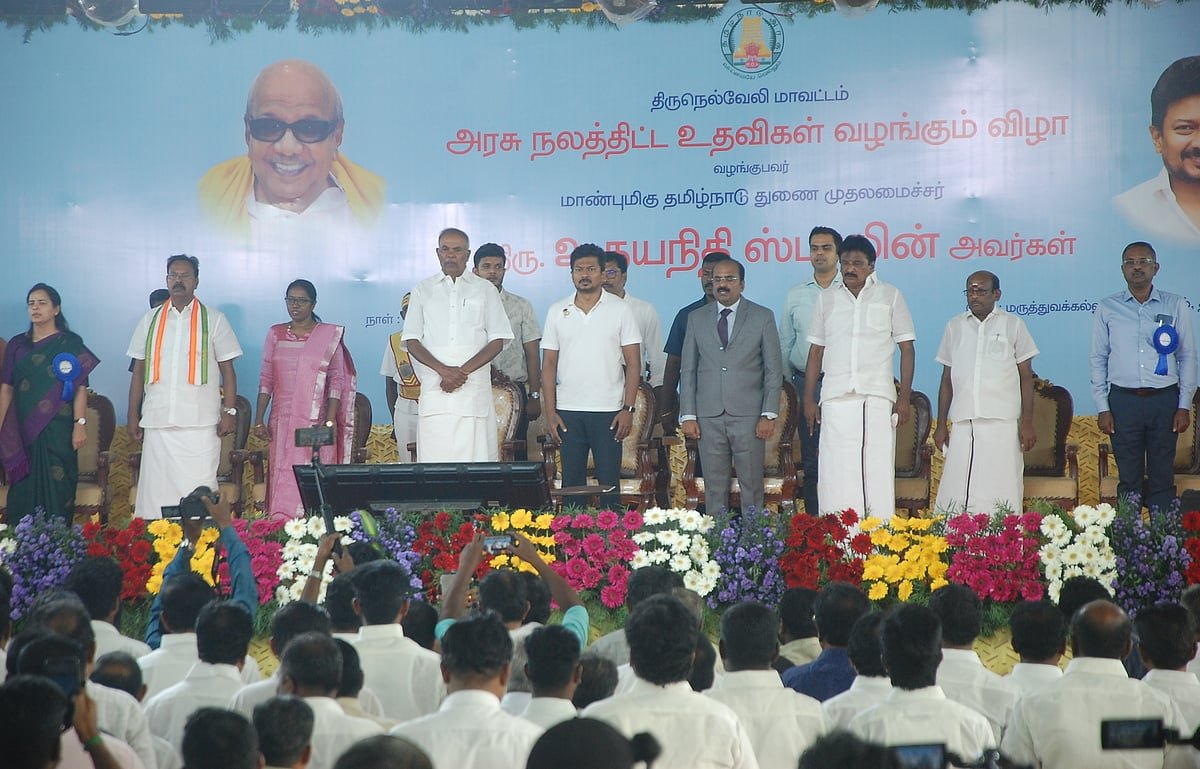 நெல்லை: உதயநிதி ஸ்டாலி்ன் விசிட்!
செங்கோல்! மயில் அலங்கார மாலை! தொண்டர்களுடன் குரூப் போட்டோஸ்.!