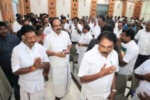 ஓ.பி.எஸ் வருகை