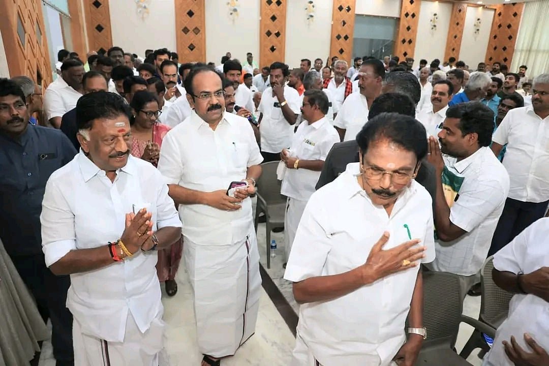 ஓ.பி.எஸ் வருகை