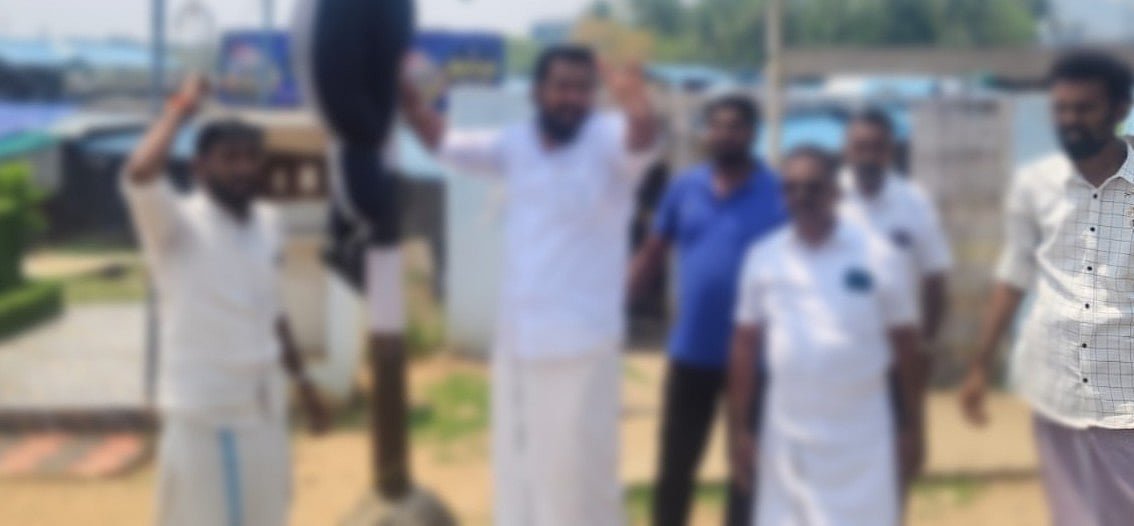 மின் கம்பத்கில் கட்டி தொங்கவிடப்பட்ட ராகுல் காந்தி உருவபொம்மை