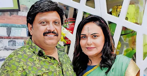 அமைச்சர் கே.பி.கணேஷ்குமார் மனைவி பிந்து மேனனுடன்