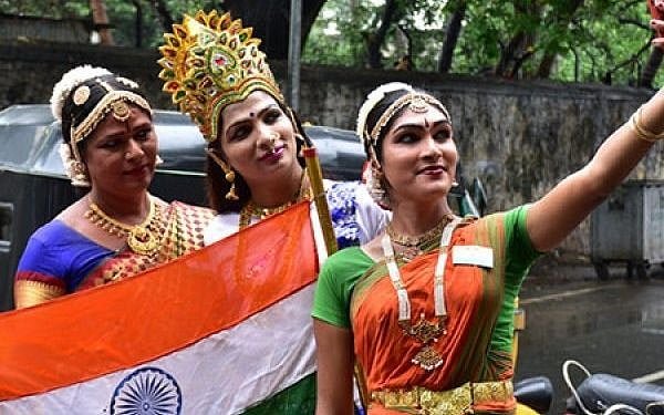 கலைநிகழ்ச்சி ஒன்றில் திருநங்கைகள்!