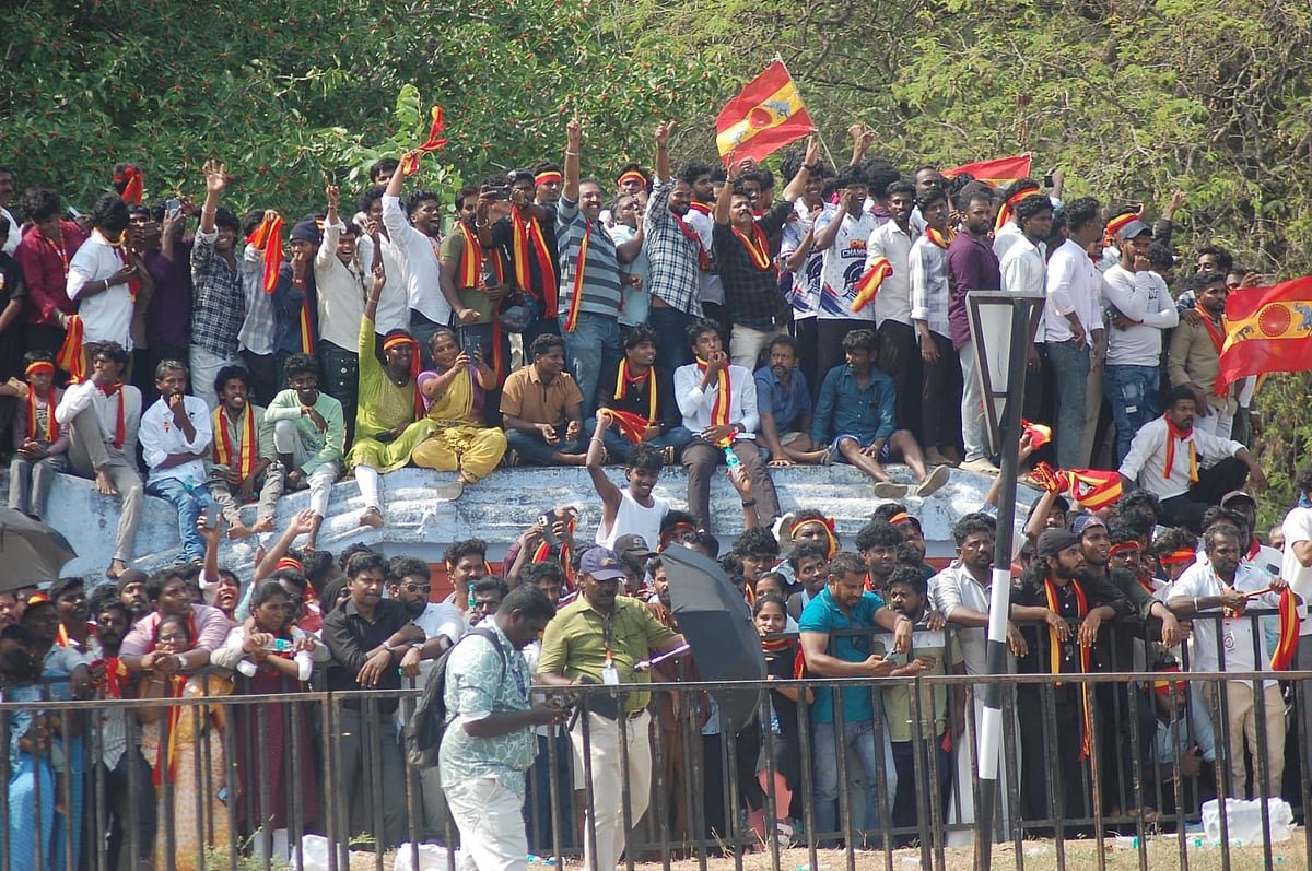 விஜய்யைக் காண குந்த ரசிகர்கள்