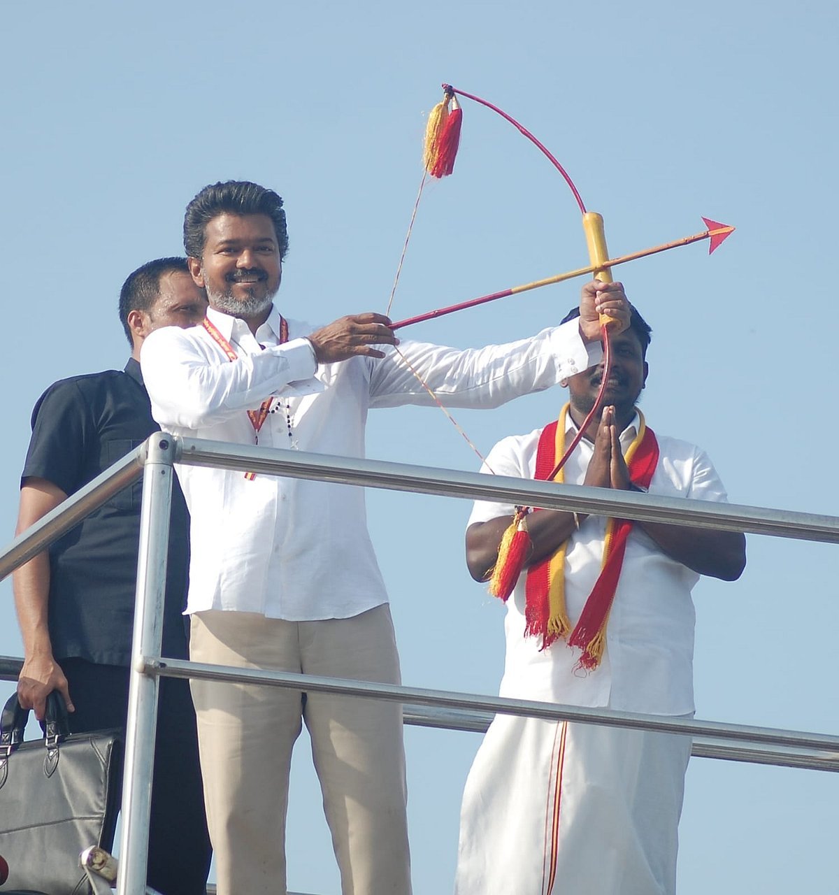 நிர்வாகி கொடுத்த வில் அம்புடன் விஜய்