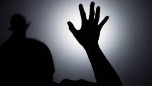 கூட்டுப் பாலியல் வன்கொடுமை| சித்தரிப்பு படம்