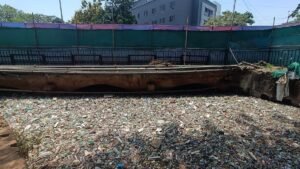 பேனர் வைத்து மறைக்கப்பட்டிருக்கும் வாய்க்கால்