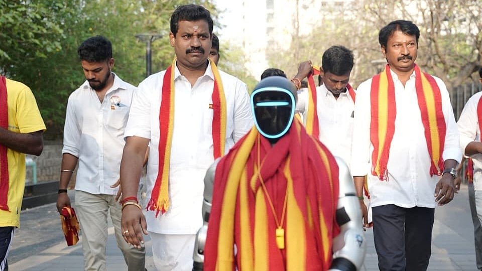 த.வெ.க வினரின் ரோபோட் பிரசாரம்