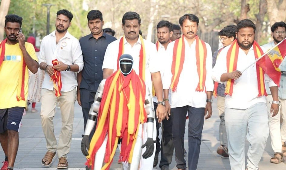 த.வெ.க வினரின் ரோபோட் பிரச்சாரம்