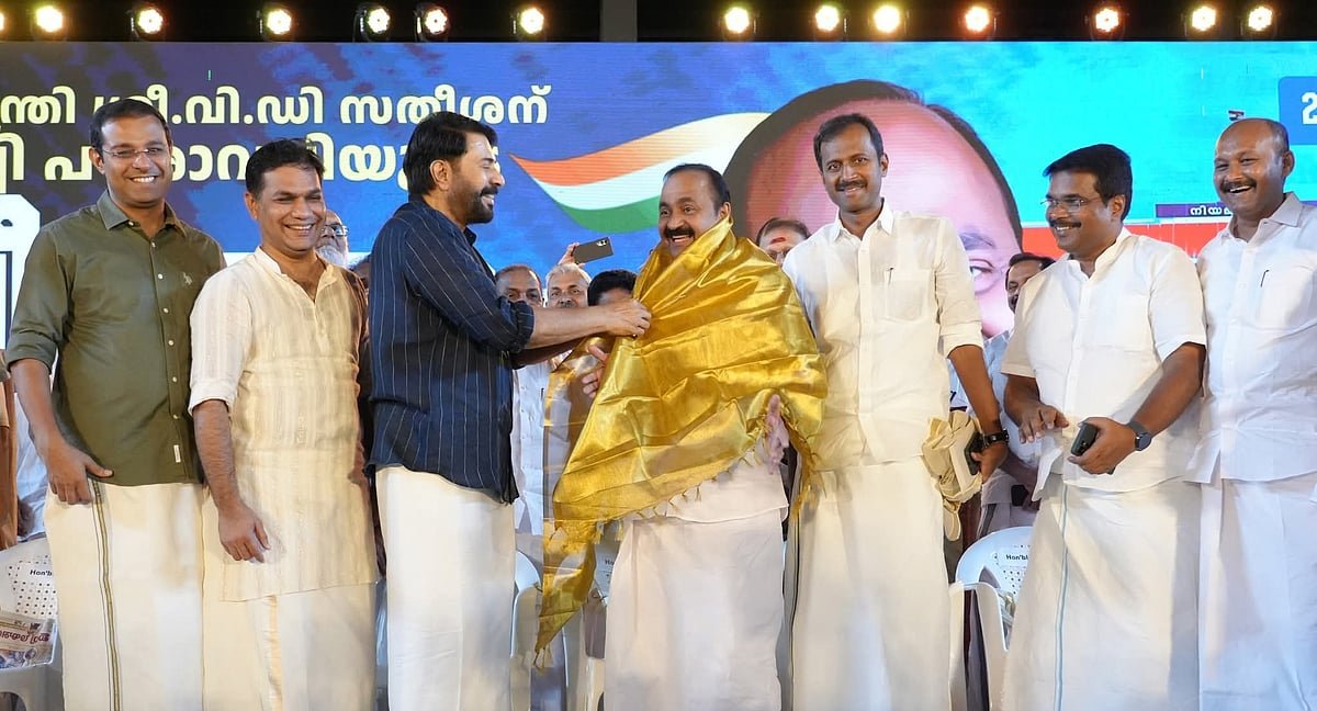 கேரள முதல்வர் வி.டி.சதீசனுக்கு சால்வை அணிவித்த மம்மூட்டி
