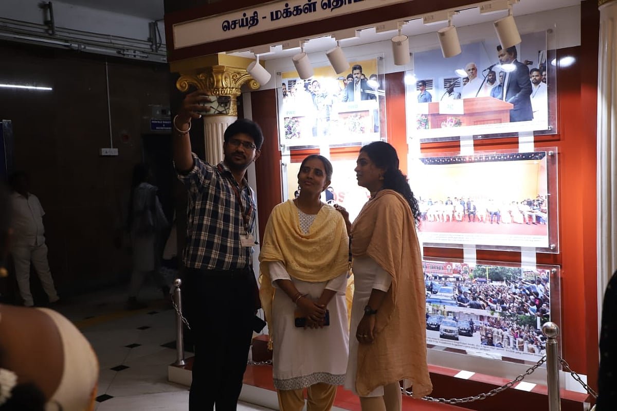 விஜய் படத்துடன் செல்பி