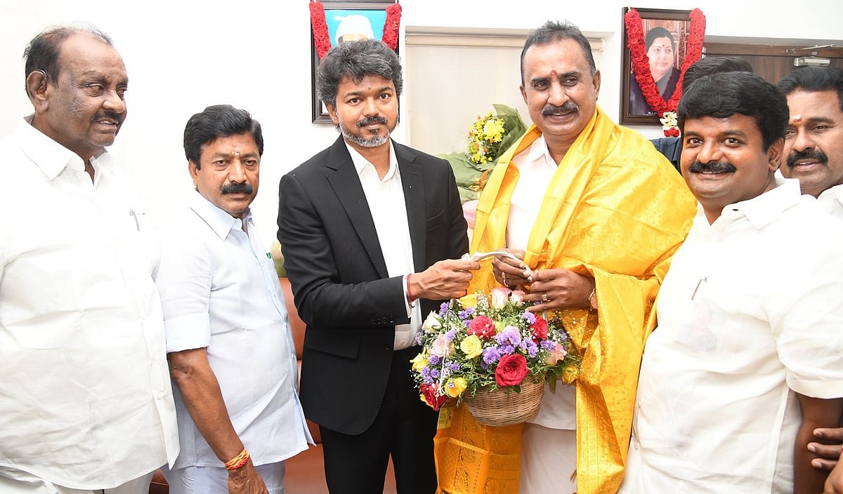 விஜய் - வேலுமணி
