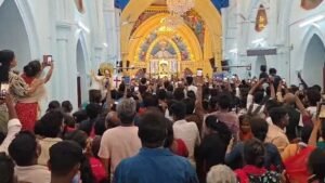 Velanganni: Volunteers gathered in front of the church; the arrival of Rathaan Vijay; the fervent group facing criticism!