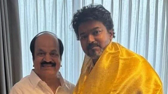 ஜே.சி.டி. பிரபாகர் - விஜய்