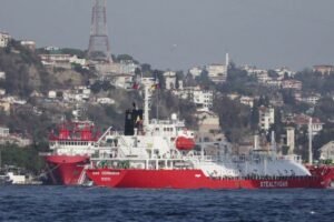 Israel attacks Lebanon: Iran closes the Strait of Hormuz again