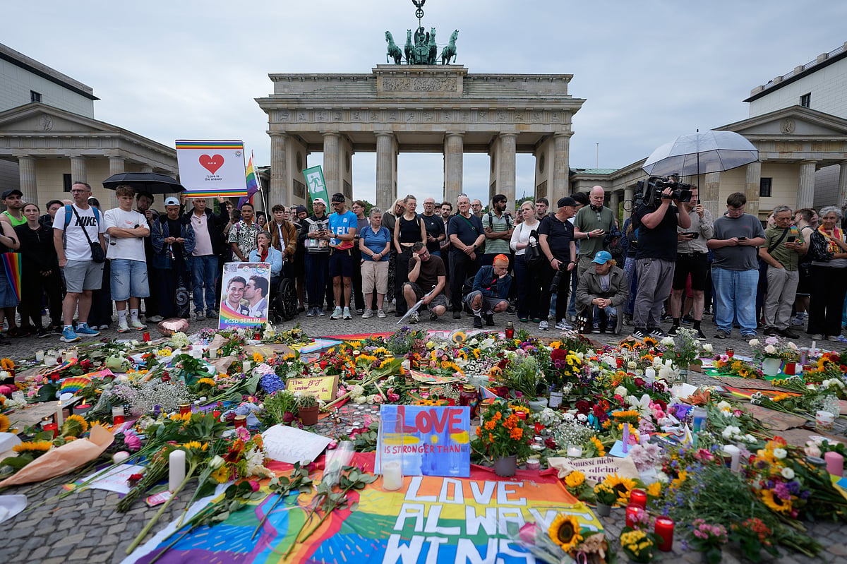 Van crashes into a parade of LGBTQ+ activists in Germany: one dead; 29 injured