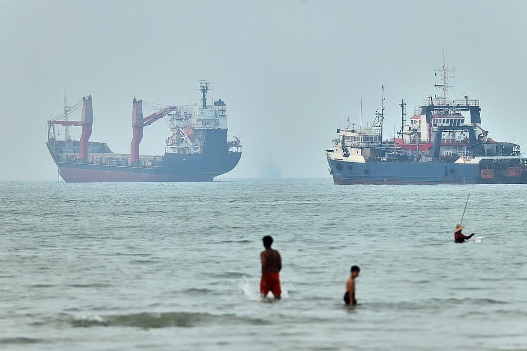Crude oil prices fall following the cessation of attacks between the U.S. and Iran