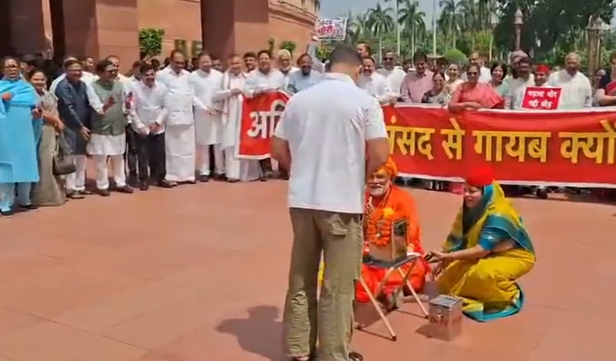 Ayodhya donation theft! Rahul’s novel protest in Parliament!