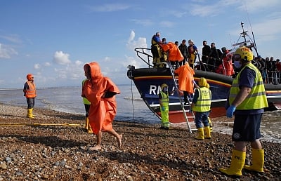 Fire breaks out on refugee boat in the English Channel: 157 people rescued safely