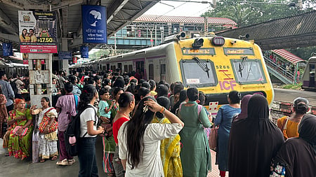 Mumbai: Panic among passengers due to snake rumor on the local train!