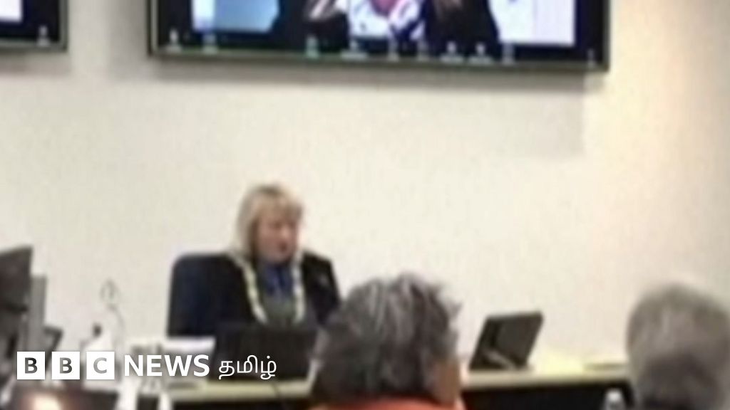 Video: Politician attends a consultation meeting while in the bathroom