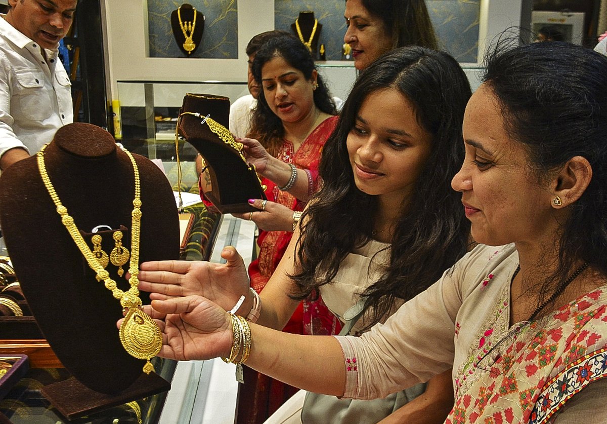 Gold price rises by Rs. 5,400 per sovereign in a single week: evening update!