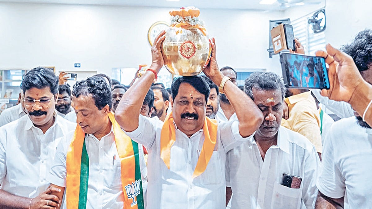 Sacred pots brought from Kashi to Tamil Nadu: handed over to Nainar Nagendran