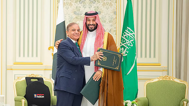 Gulf War! Pakistan's Prime Minister and Army Chief head to Saudi Arabia!