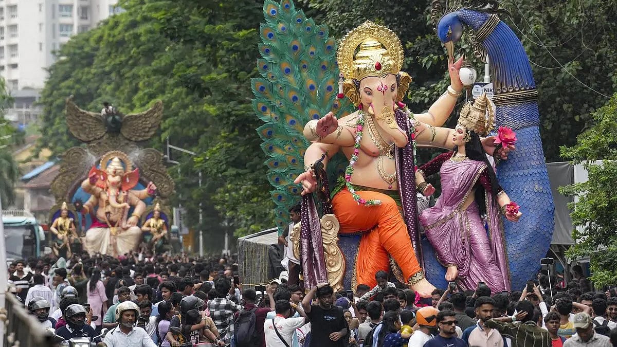 Muslim family in service of Vinayagar in Mumbai: An example of communal harmony