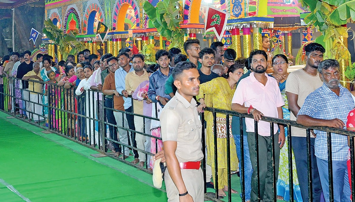 Under whose control is the Madurai Meenakshi Amman Temple consecration ceremony?