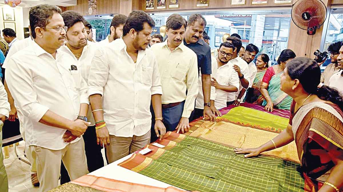 Minister directs Co-optex to procure additional fabrics from weavers’ cooperative societies
