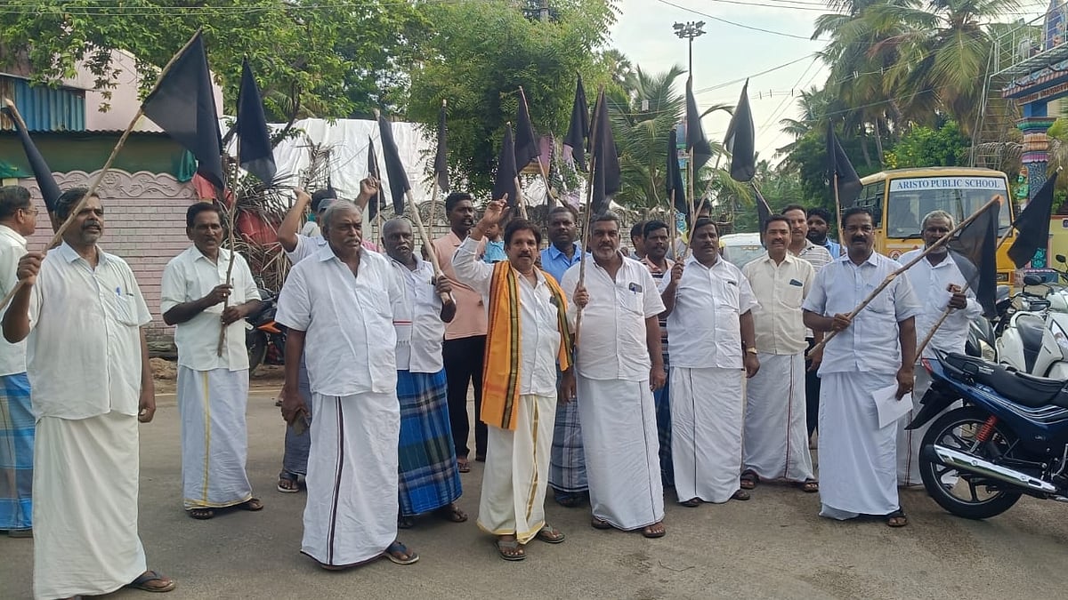 Opposition to land acquisition for the SIPCOT industrial park: villagers protest by hoisting black flags!