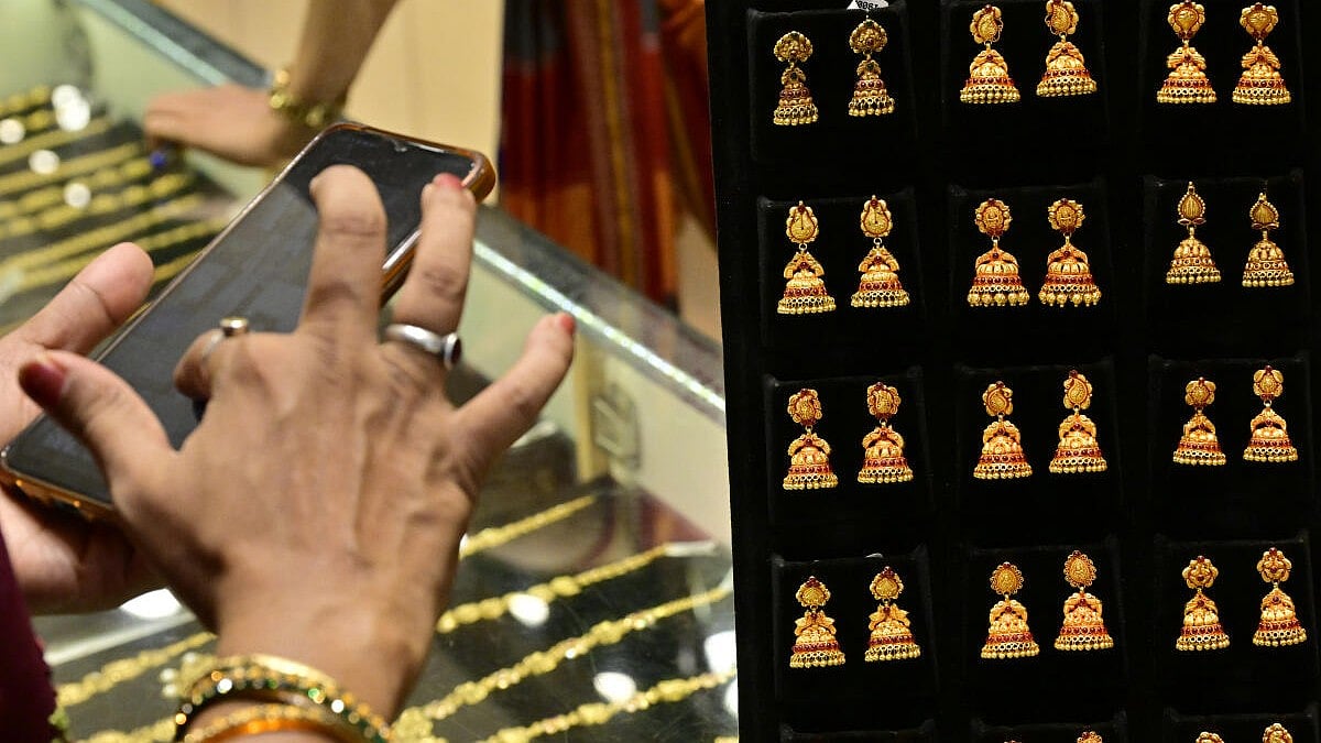 Gold prices continue to fall: today, it dropped by Rs. 760 per sovereign