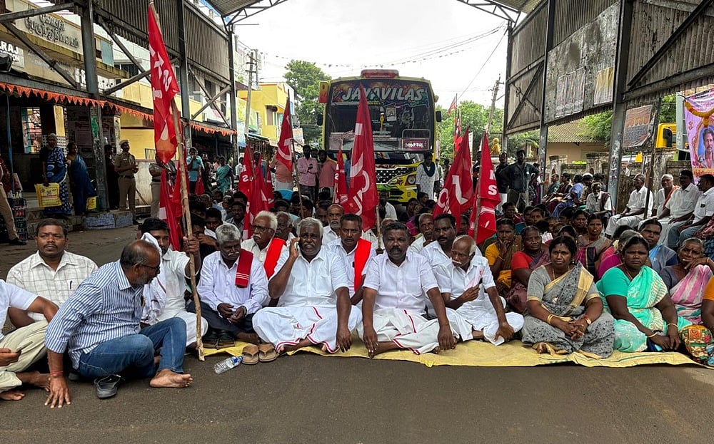 Farmers stage road blockade in Mannargudi and Kottur, demanding additional water release for samba cultivation