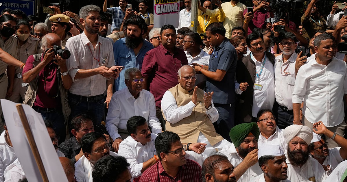 The Election Commission is just the BJP’s stooge..!' - Tamil Nadu MPs at the Delhi opposition parties’ rally