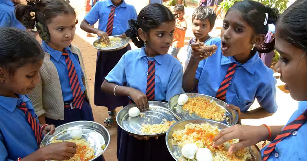 'Drought, financial shortage' – Maharashtra teachers serving lunch to students from their salary money